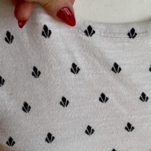 Elegant Black Patterned Women's Tee with Flower 🌺 Decal - Picture 7 of 10